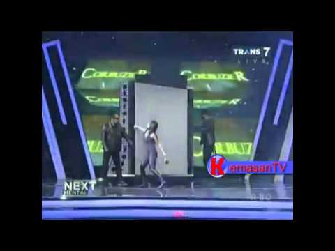 Aksi Dedy Corbuzier Menembus plat besi gagal