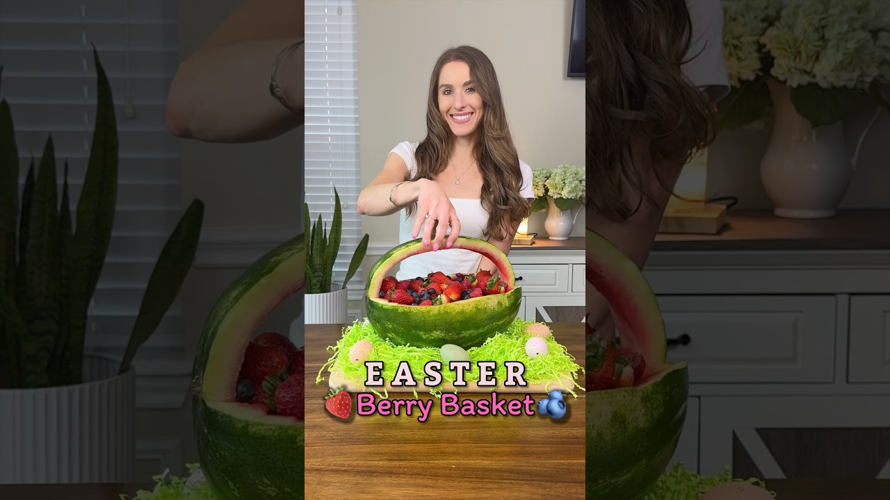 EASTER BERRY BASKET 🍓🫐🧺 A fun way to serve your fruit for a Spring brunch! #fruitbowl #easterfood