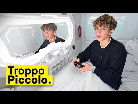 Passo la notte nell'HOTEL più PICCOLO al Mondo.. (è assurdo!!)