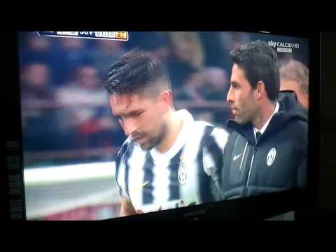 Pugno di Mexes a Borriello durante Milan Juve 25 02 2012