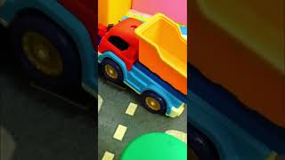 Caminhão guincho leva carros de brinquedo para o estacionamento #brinquedo #paracrianças #trator