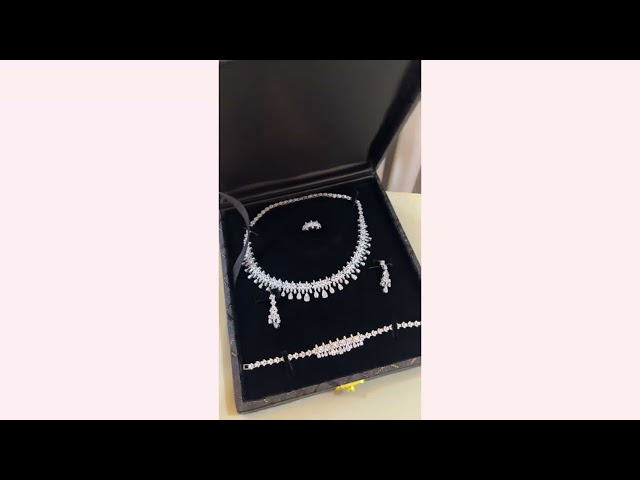 طقم زركون فضي فاخر تصميم ألماس راقي