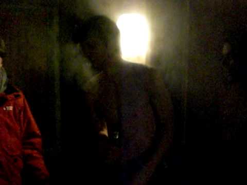 Männer Gang Bang im kleinsten Dampfbad Savignons! Spanneralarm...