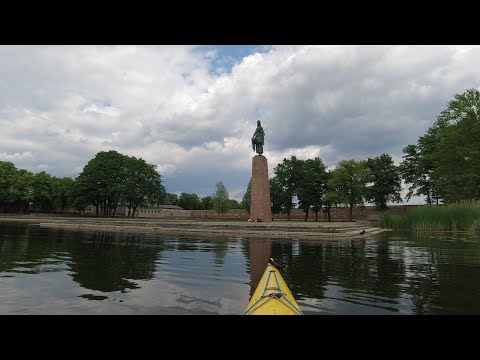 Von Fürstenberg über den Fisch-Kanu-Pass nach Himmelpfort und zum KZ Ravensbrück. Eine Kajaktour.