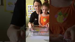 Ela ensinou sua filha DESSA FORMA á lavar as MÃOS! #curiosidades #shorts