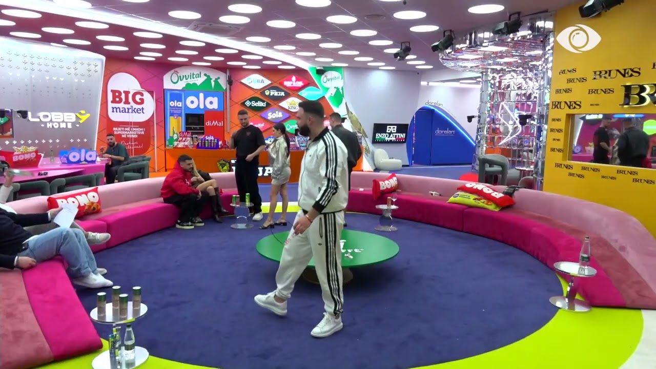 Brikena rreng banorëve, i mbledh të gjithë në living