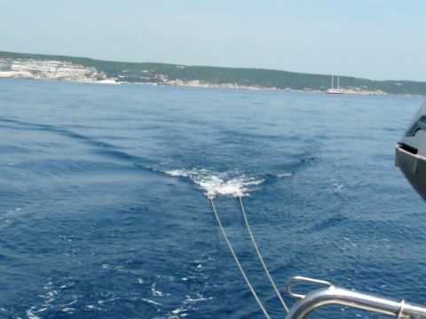 Segeln - Mensch mit nachgeschleppter Leine gezogen