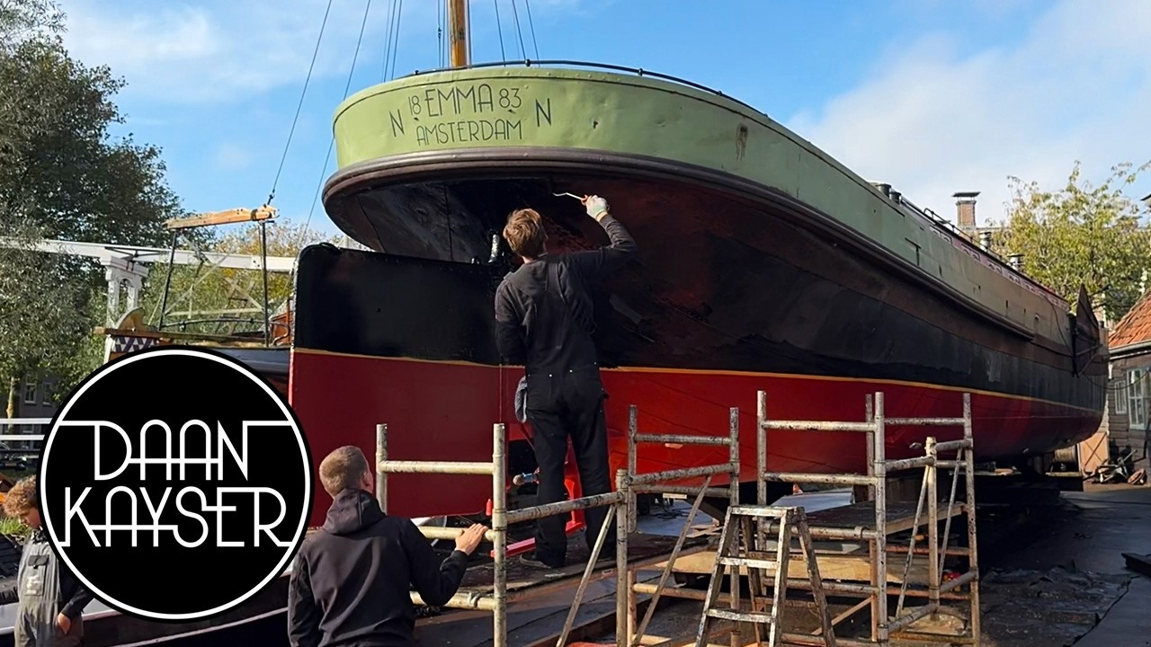 Hellingen met mijn oude schip op een nog oudere scheepswerf.