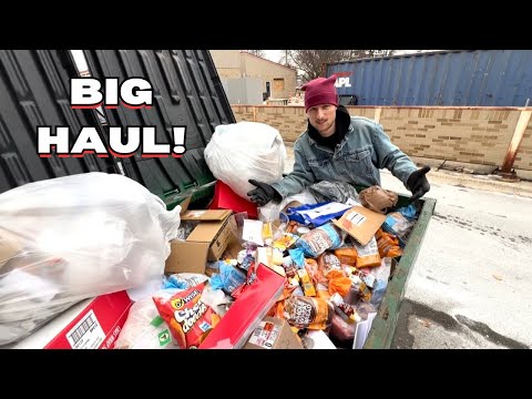 BIG Dumpster Diving Haul! Loads Of Food & Holiday Decor!