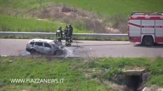 preview picture of video 'Piazzanews it - 14 marzo 2015 - Incendio autovettura Circonv sud - Ginosa (Ta)'