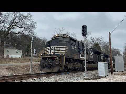 NS SD70ACe 1080 Leads 279 Past Classic Signals on 2/1/23