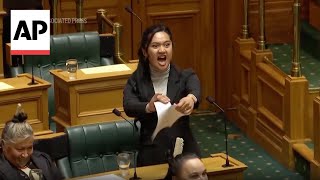 Lawmakers use haka to protest in New Zealand&#39;s parliament