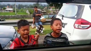 STREET MUSICIAN CHILD ACOUSTIC