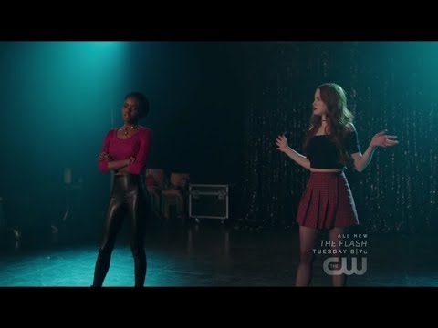Riverdale 2x18 Cheryl e Josie cantam juntas "Unsuspecting Hearts" - Carrie: The Musical