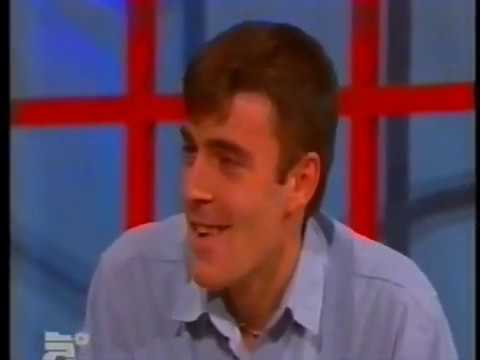 Il debutto di Valerio Mastandrea al Maurizio Costanzo Show (1993)