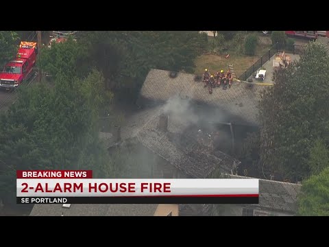 Firefighters race to extinguish 2-alarm house fire in SE Portland