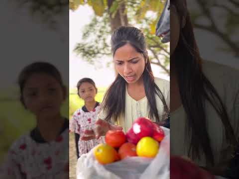 छोटे लड़के ने फल वाली का फल क्यों चुराया 🛕🚩||जय श्री कृष्णा||#krishna #shorts #bhajan #shortvideo