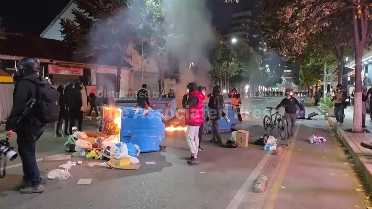 Albaniyada etirazçılar şəhər meriyasının binasını yandırıb
