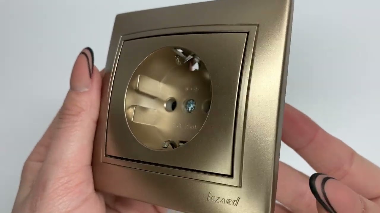 Розетка одинарна із заземленням MIRA світло-коричневий перламутр з вставкою 701-3131-122