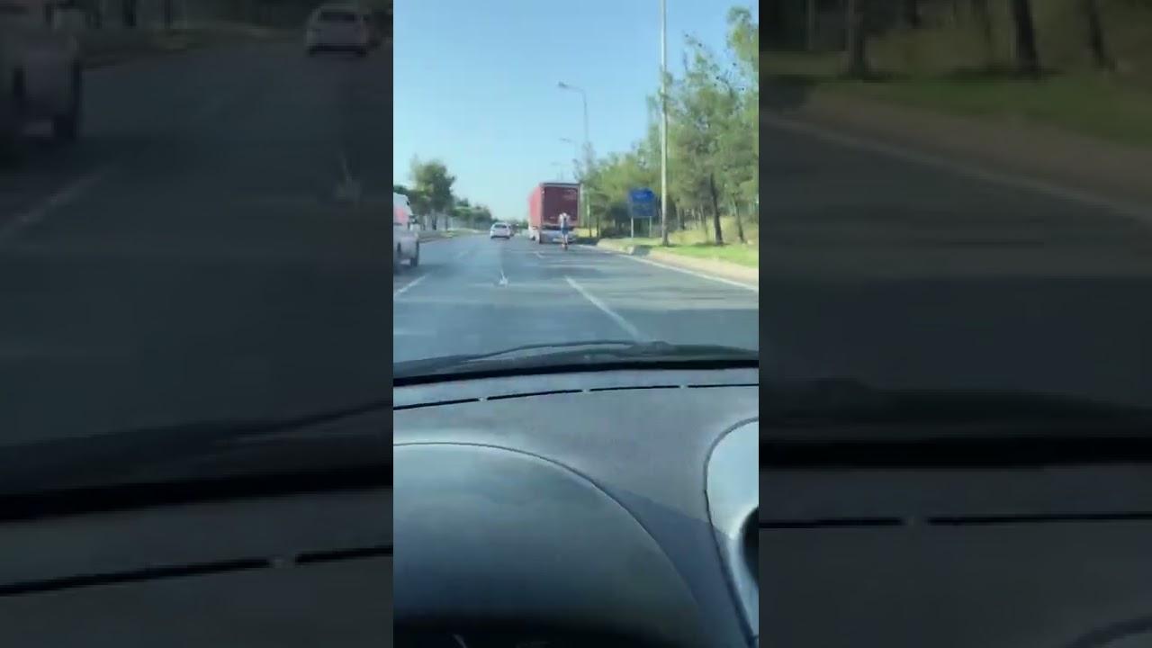Extreme fuhr auf einem Pattini mit einer Geschwindigkeit von 100 km / h auf einer Autobahn