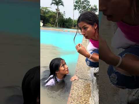 Se tiró un pedo en la piscina y esto pasó…
