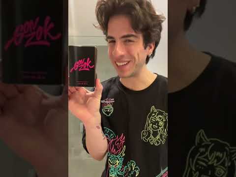 Tipos de Personas Usando Perfume