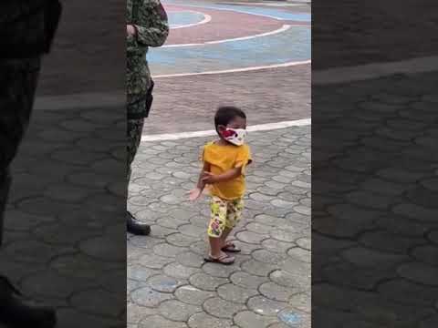 video de el Niño bailando tiktok