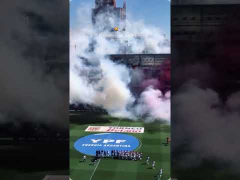 "Increíble recibimiento de Estudiantes en el clásico frente a Gimnasia" Barra: Los Leales &bull; Club: Estudiantes de La Plata
