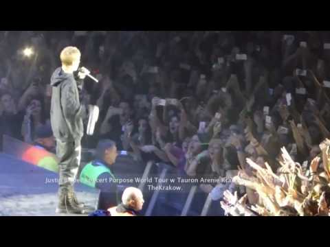 Justin Bieber warf Flaschen, Becher und Trommelstöcke für die Fans der „Purpose World Tour“ 2016.