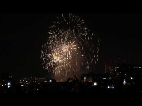 London Fireworks 2016/2017 - New Year's Eve Fireworks - Lambeth Bridge
