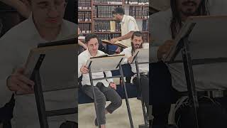 כמה המנגינה הזאת יפה...מנגינת התורה השמירה הגדולה של עם ישראל. #הרב_רפאל_זר #ישיבת_קרבנו (הרב רפאל זר) - התמונה מוצגת ישירות מתוך אתר האינטרנט יוטיוב. זכויות היוצרים בתמונה שייכות ליוצרה. קישור קרדיט למקור התוכן נמצא בתוך דף הסרטון