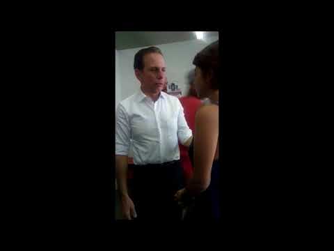 Doria é presenteado com camisinha em uma 