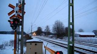 preview picture of video '[SJ/Västtrafik] Regional train to Göteborg C. passing Bälinge-Torpvägen level crossing.'