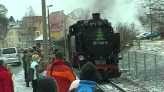 preview picture of video 'Weißeritztalbahn - Einfahrt in Freital-Coßmannsdorf'