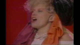 The Thompson Twins - Hold Me Now (Live Video Version)