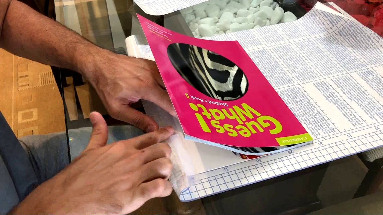 Como encapar livros com plástico adesivo