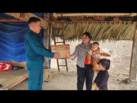 Single mothers receive Tet gifts from the government