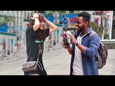 非洲小伙在中國街頭把路人認成老鄉，美女：我哪有那麼黑!