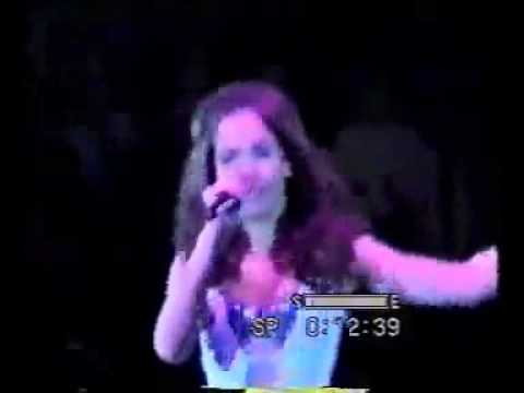 Natalia Oreiro . Concierto Rusia 2002 . Tu Veneno