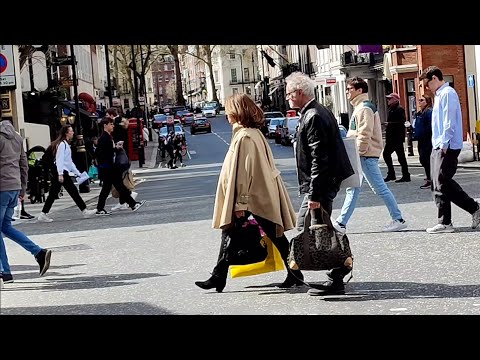 2022 fashion trends . London street style . Walks .