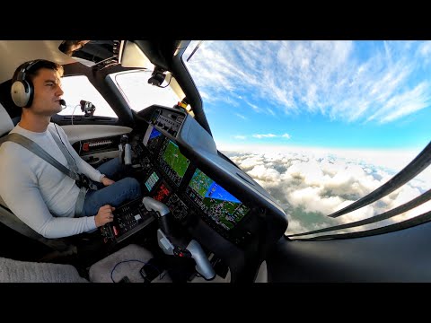 Im Cockpit eines Privatjets. Phenom 300, IFR-Flug mit einem Piloten – ATC-Audio