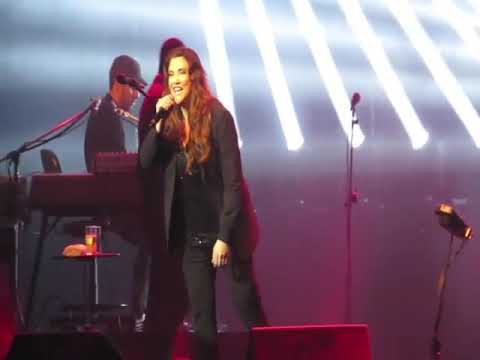 Ana Carolina se declara pra Letícia em show