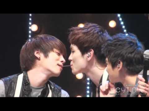 [fancam] 101122 SHINee jongkey share pepero @ Thailand 1st Fan Party