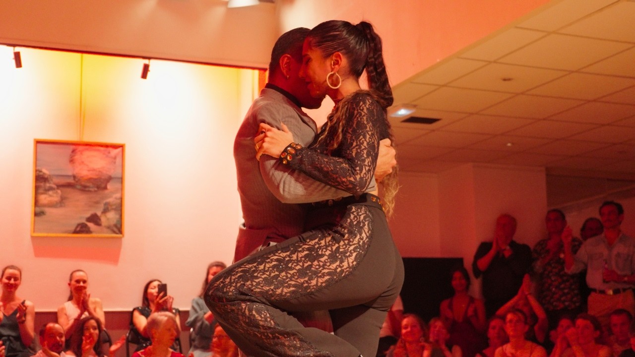 Fatima Caracoch and Brenno Marques - Por la vuelta