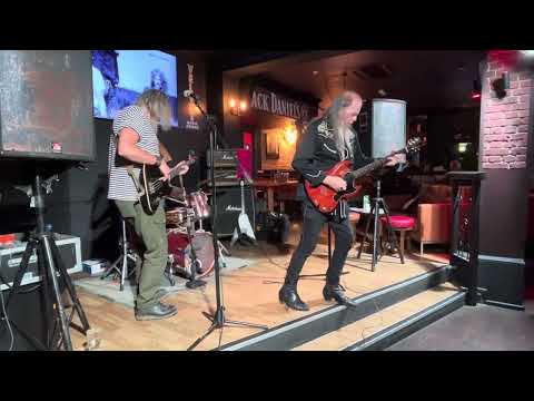 ‘Jamie Thyer & The Worried Men’, playing at ‘Henry’s Blueshouse’, at the ‘Velvet Music Rooms’.