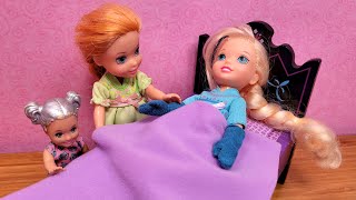 Little Elsa is sick ! Elsa &amp; Anna toddlers -  bedtime stories - cough - sore throat