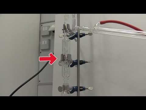 Versuchsaufbau einer fraktionierten Destillation / Lernvideo Chemie Schule