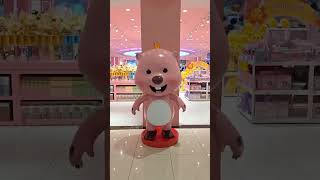 Download lagu Cute baby shocked to see a walking statue 🤣👧🏻❤️👶🏻😱 mp3 Download lagu Cute baby shocked to see a walking statue 🤣👧🏻❤️👶🏻😱 mp3