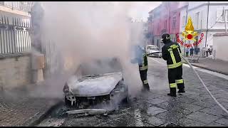 avella-auto-in-sosta-lungo-il-viale-prende-fuoco