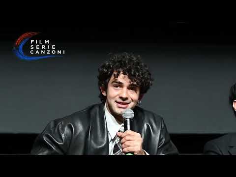 "Je so' pazzo" alla Festa del Cinema di Roma, Massimiliano Caiazzo è Pino Daniele: "Teng' o core a vient'"